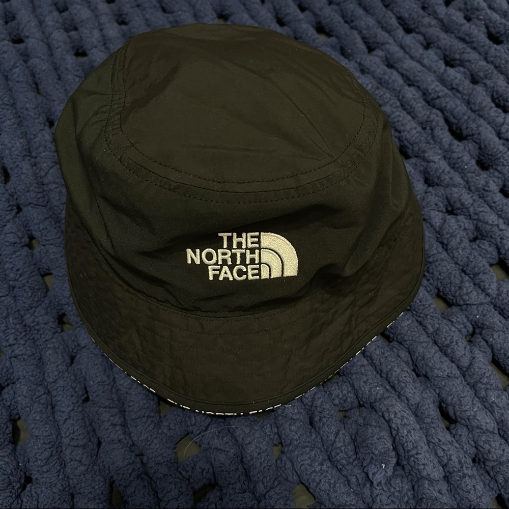BUCKET HAT 🔥 NORTH FACE 🥵 NEVER WORN😳